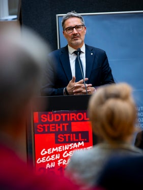 „Gewalt ist ein strukturelles Problem, kein Einzelfall“, sagte Landeshauptmann Arno Kompatscher. (Foto: LPA/Fabio Brucculeri)