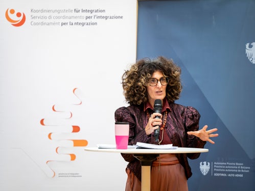 Barbara Bogoni, Leiterin der Koordinationsstelle für Integration, bei der Vorstellung des Jahrbuchs zur Einwanderung 2025. Sie unterstrich die Bedeutung aktueller Daten als Grundlage für Integrationsarbeit und Planung in Südtirol. (Foto: LPA/Fabio Brucculeri)