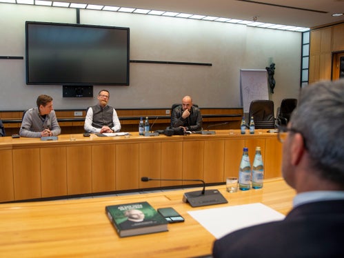 Un momento dell'odierno incontro tra il presidente Kompatscher e la delegazione degli Schützen. (Foto: ASP/Fabio Brucculeri)