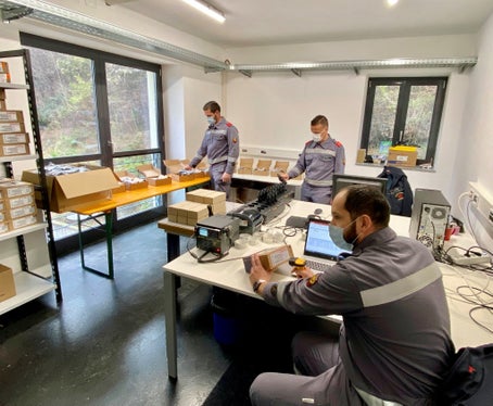 Un laboratorio radio è stato allestito presso la sede dell'associazione dei vigili del fuoco volontari (Foto: Associazione VdFV).