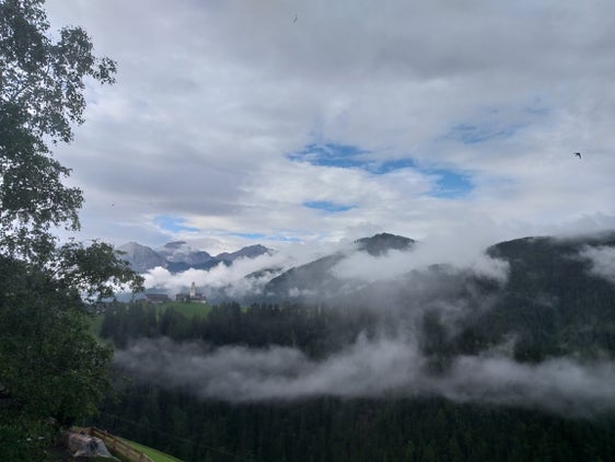 Juli am Berg: im Bild der Blick von Enneberg-Pfarre, La Pli de Mareo, auf den Weiler Curt, Hof, am Sonntag, 18. Juli, in der Früh. (Foto: LPA/Maja Clara)