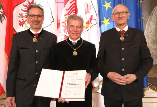Konrad Bergmeister (Mitte) mit Landeshauptleuten Arno Kompatscher (l.) und Anton Mattle (Foto: Land Tirol/Frischauf Bild)