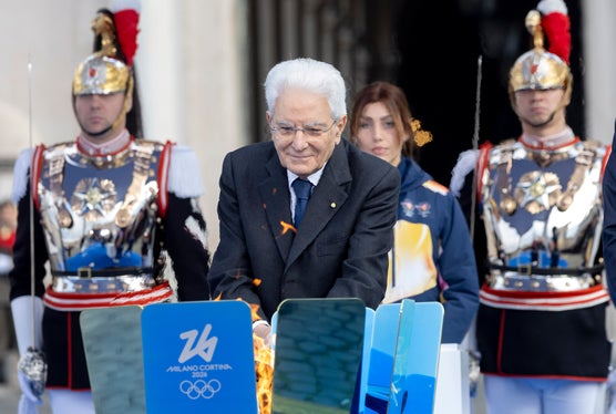 Alle 11:18 il Presidente della Repubblica Sergio Mattarella ha accesso ufficialmente il braciere olimpico. (Foto: Quirinale. Questa foto può essere utilizzata solo nel contesto di questo comunicato)