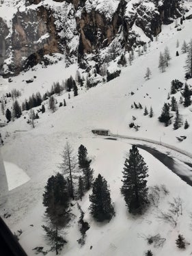 Gleiche mehrere Lawinen sind auf die Staatsstraße am Grödner Joch abgegangen. Der Straßendienst hatte den Verkehrsweg zuvor aus Sicherheitsgründen gesperrt. (Foto: LPA/Landesstraßendienst)