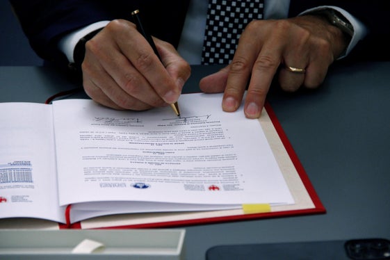 Mit der heutigen Unterzeichnung haben Land und Universität Cattolica das Projekt formalisiert, das auf die Akkreditierung des englischsprachigen Studiengangs für Medizin und Chirurgie abzielt. (Foto: LPA/Greta Stuefer)