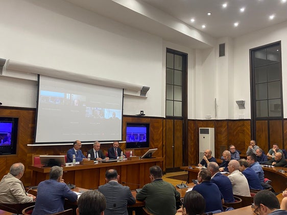 Un momento del tavolo di lavoro dedicato agli scenari futuri di Iveco Defence, dopo l'acquisizione di "Leonardo". Nella foto, seduti al tavolo (in mezzo) il ministro Adolfo Urso e alla sua destra il vicepresidente della Provincia Marco Galateo. (Foto: USP)