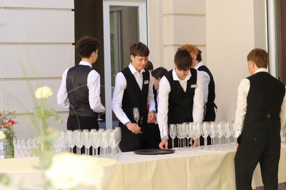 Feinschliff: Kaiserhof-Schüler bei der Vorbereitung des Festes zum 50-jährigen Jubiläum ihrer Schule. (Foto: LPA/Maja Clara)