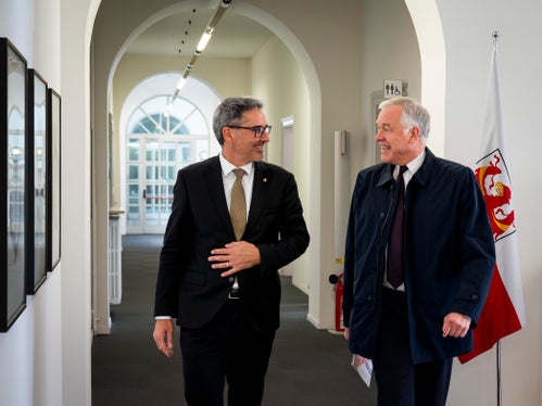 Martin Eichtinger (rechts) stattete Landeshauptmann Arno Kompatscher einen Antrittsbesuch in Bozen ab. (Foto: LPA/Fabio Brucculeri)
