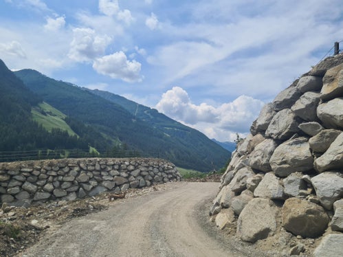 Due argini deviatori in pietre ciclopiche aumentano la protezione dalle piene del rio di Valle a San Giacomo in Valle Aurina (Foto: ASP/Ufficio sistemazione bacini montani Est)