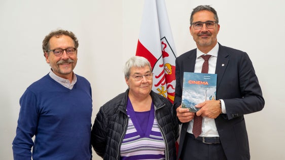 Filmclub-Präsident Luigi Loddi hat kürzlich gemeinsam mit Vorstandsmitglied Waltraud Staudacher Landeshauptmann Arno Kompatscher einen Antrittsbesuch abgestattet. (Foto: LPA/Fabio Brucculeri)