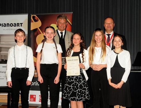 Das Ensemble Take Five unter der Leitung von Elisabeth Mutschlechner besteht aus Schülerinnen und Schülern der Musikschuldirektionen Oberes Pustertal, Taufers/Ahrntal, Klausen/Seis sowie Lana/Ulten/Nonsberg und ist in der Wertungskategorie Kammermusik für Holzblasinstrumente angetreten. Die jungen Teilnehmenden (Andreas Trocker, Lena Eppacher, Silvia Hofer, Mara Kaufmann und Joana Matea Vasileva Nikolay) werden auch im Mai in Brixen beim Bundeswettbewerb zu hören sein. (Foto: Tiroler Musikschulwerk/Melanie Eberl)  