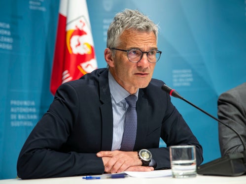 Abteilungsdirektor Günther Unterthiner erläuterte den Status Quo im Umgang mit Bären in Südtirol. (Foto: LPA/Fabio Brucculeri)