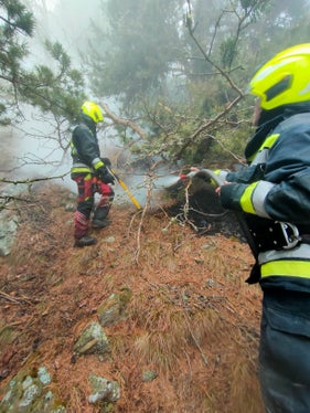 L'incendio sul Monte Sole: i focolai incandescenti devono essere continuamente spenti. (Foto: USP/Unione Provinciale dei Corpi dei Vigili del Fuoco Volontari)