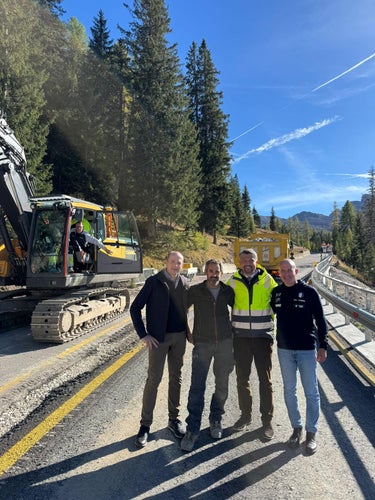 Nella foto, scattata durante il sopralluogo sulla SP 37, da destra a sinistra: l'AD di SIMICO Fabio Massimo Saldini, l'assessore provinciale Daniel Alfreider, il capo cantiere della ditta Ploner Bau Heinrich Gasteiger e il presidente dell'associazione turistica dell'Alta Badia Christian Pescollderungg. (Foto: USP/Dipartimento Infrastrutture e Mobilità)