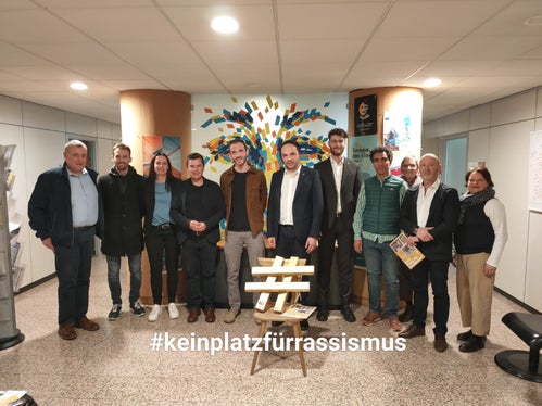 Die Übergabe des Stuhls erfolgte in Anwesenheit von Landesrat Achammer, des Direktors der Landesabteilung Deutsche Kultur Volker Klotz, des Direktors des Landesamtes für Jugendarbeit Konrad Pamer, des Landtagsabgeordneten Zeno Oberkofler und des Netzwerkes Jugendarbeit mit den Geschäftsführenden der Dachverbände netz, AGJD und Südtiroler Jugendring. (Foto: LPA/Landesamt für Jugendarbeit)