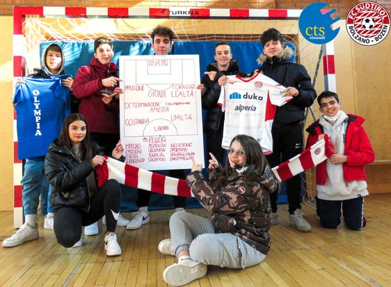 Die Schüler der LBS "Einaudi" präsentieren Werte wie Loyalität, Fairness, Freundschaft, Toleranz und Respekt, die sie mit Vertretern des FC Südtirol thematisiert haben. (Foto: LPA/LBS "Einaudi")