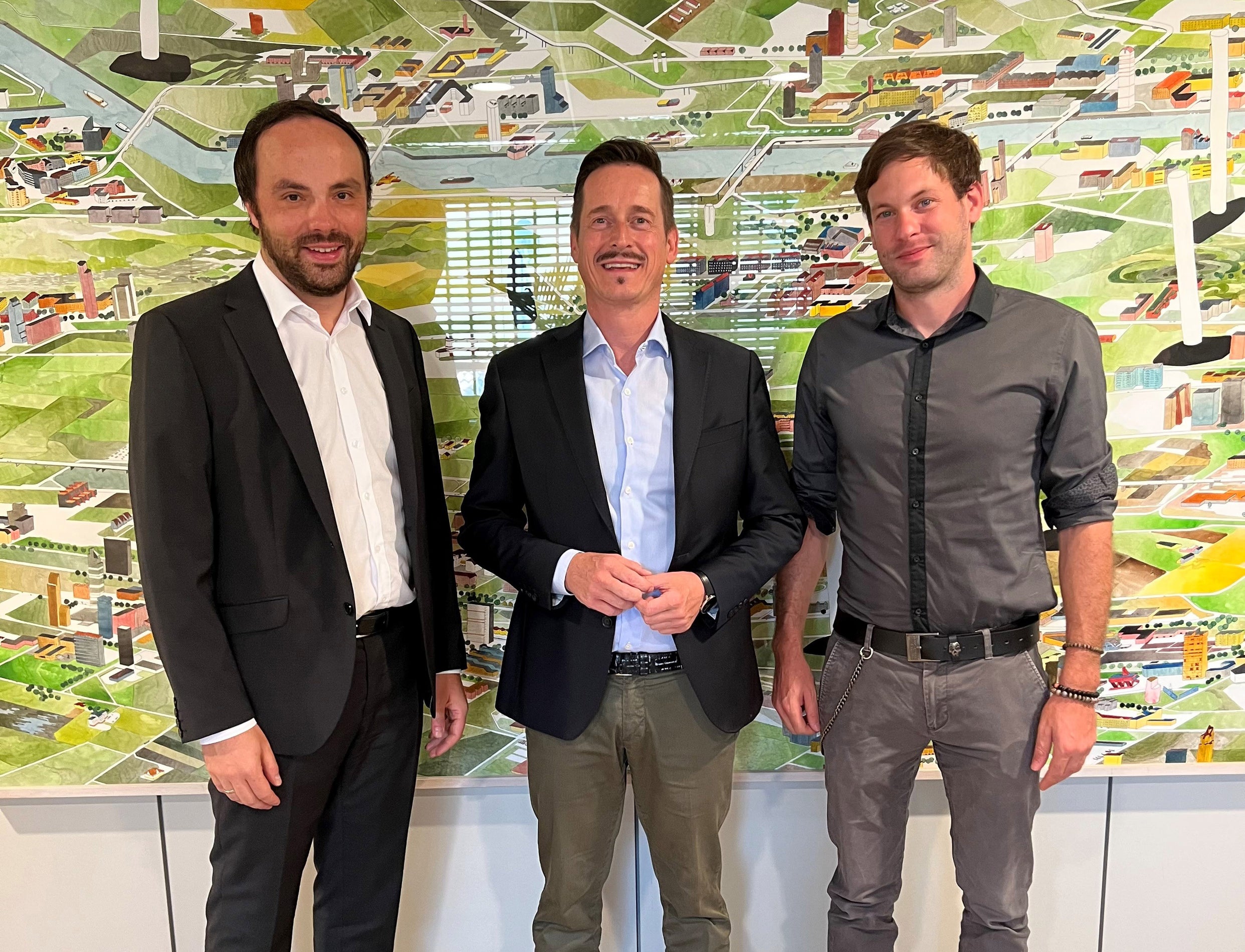 Kulturlandesrat Achammer hat beim Besuch von STV-Präsident Rene Mair und dem künstlerischen Koordinator des Theaterverbandes, Jonas Prieth, unter anderem über die Vielfalt und das hohe Niveau der Südtiroler Theaterbühnen gesprochen. (Foto: LPA/Nicole Abler)