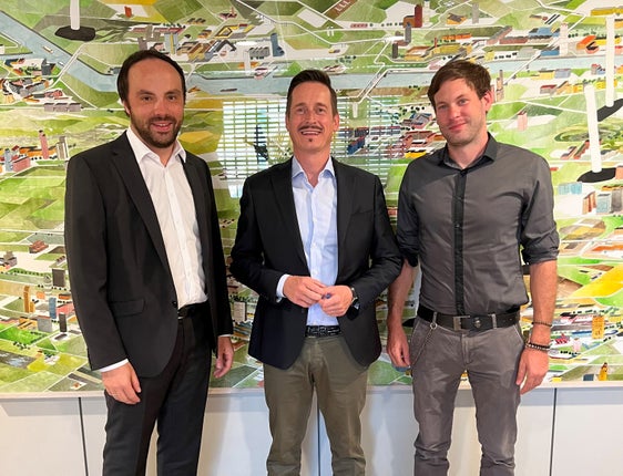 Il mondo del teatro altoatesino e la sua grande varietà: questo uno dei tanti temi al centro dell'incontro tra l'assessore provinciale Philipp Achammer (nella foto il primo da sinistra), il neo presidente della STV Rene Mair ed il coordinatore artistico dell'associazione Jonas Prieth. (Foto: ASP/Nicole Abler)



 Nella foto (da sinistra)