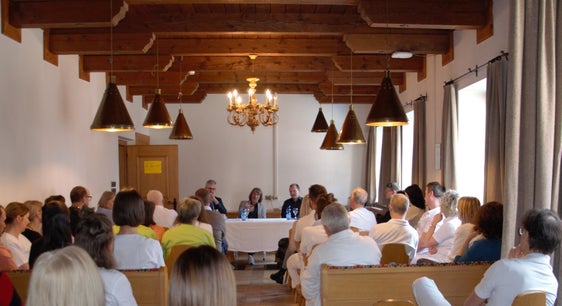 L'assessore Messner ha tenuto la prima delle visite previste nella base distrettuale di Monguelfo. Alla visita sono seguiti due incontri a San Candido con il personale ospedaliero, i medici primari, i responsabili dei servizi infermieristici, i coordinatori e la direzione della struttura. (Foto: ASP/Karin Leiter)