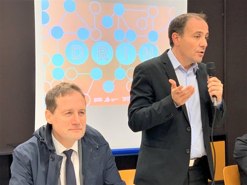 LR Bessone (l.) und LR Vettorato: Das sanierte Gebäude der ehemaligen Staatstelefone soll zu einem neuen Modell für kulturelle Entwicklung werden. (Foto: LPA)