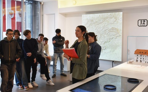 Die interaktive Euregio-Ausstellung im Euregio-Infopoint in Innsbruck hat auch während der Weihnachtsferien zu den regulären Öffnungszeiten geöffnet. (Foto: Land Tirol/Neuner)