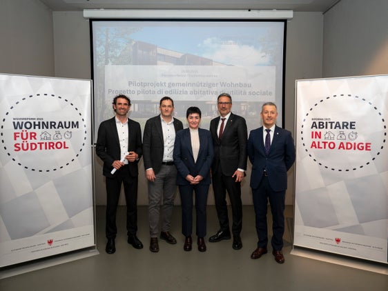 Sie stellten heute das erste gemeinnützige Wohnbauprojekt Südtirols vor (von links): Der Referatsleiter der Arche im KVW,  Leonhard Resch, Bürgermeister Andreas Jungmann, die Landesrätin für Wohnbau, Ulli Mair, Landeshauptmann Arno Kompatscher und der Landesrat für Raumordnung, Peter Brunner. (Foto: LPA/Fabio Brucculeri)