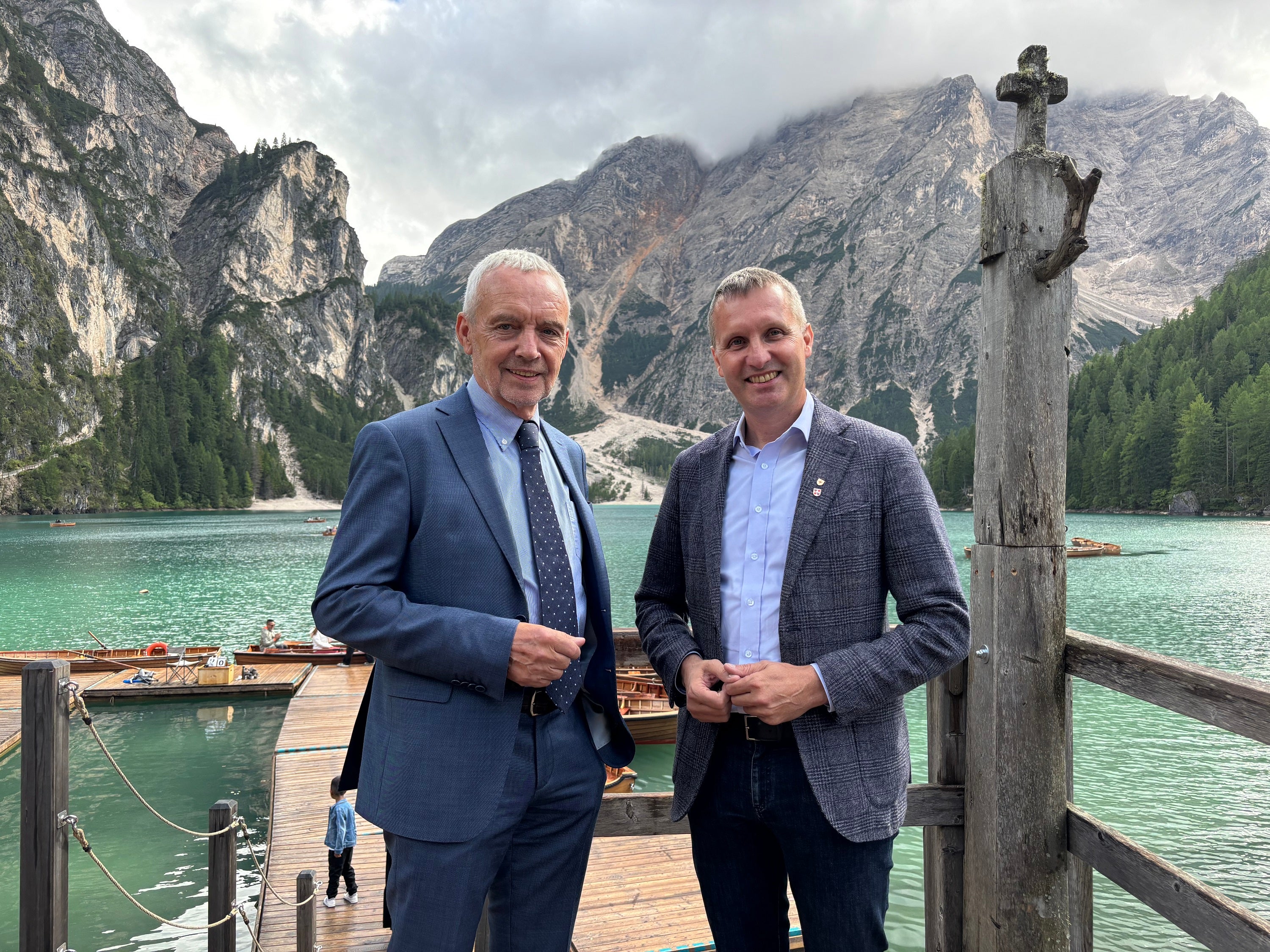 Convinti dell'esemplarità della gestione dell'hotspot della Valle di Braies: il sindaco Friedrich Mittermair e l'assessore provinciale Luis Walcher. (Foto: USP/Sabine Pitscheider)