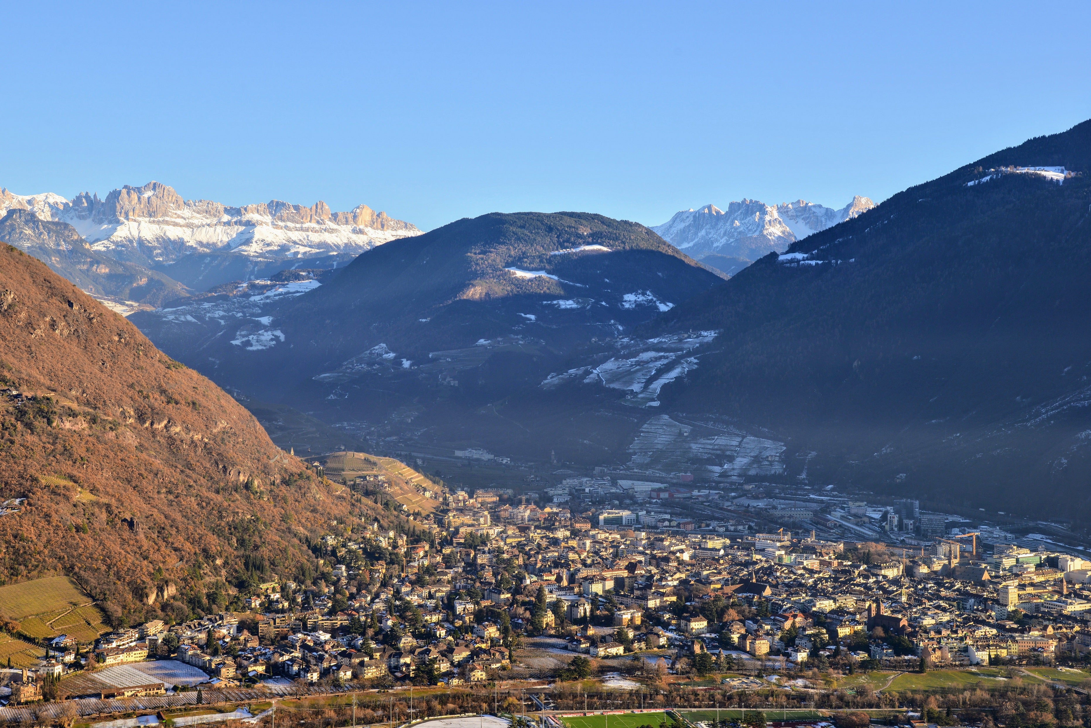 Tutti i 116 comuni dell'Alto Adige sono stati ufficialmente classificati dal Governo italiano come comuni montani. Questa classificazione comporta agevolazioni per gli investimenti e per l'agricoltura. Nella foto: la conca di Bolzano. (Foto: USP/Peter Daldos)