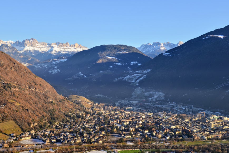 Tutti i 116 comuni dell'Alto Adige sono stati ufficialmente classificati dal Governo italiano come comuni montani. Questa classificazione comporta agevolazioni per gli investimenti e per l'agricoltura. Nella foto: la conca di Bolzano. (Foto: USP/Peter Daldos)