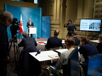 Dopo la seduta della Giunta, il presidente Arno Kompatscher ha presentato una serie di delibere, tra le quali la prima variazione del bilancio di previsione 2024-26. (Foto: LPA/Fabio Brucculeri)