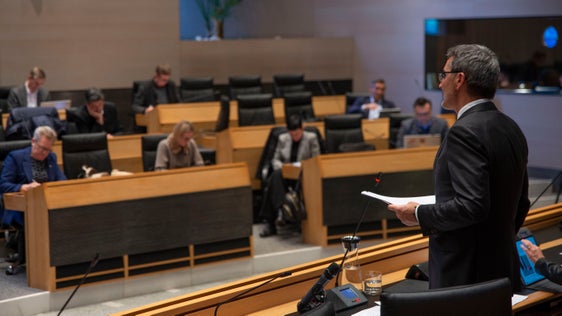 Ein gut ausgestatteter Haushalt, der viele Gestaltungsmöglichkeiten garantiert: LH Arno Kompatscher stellte den Entwurf zum Landeshaushalt 2023 heute, 6. Dezember, im Südtiroler Landtag vor. (Foto: LPA/Fabio Brucculeri)