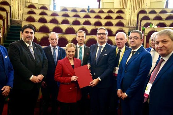 Il presidente della Provincia, Arno Kompatscher, ha consegnato il disegno di legge costituzione di adeguamento degli Statuti di Autonomia alla presidente del Consiglio dei ministri, Giorgia Meloni, lo scorso 3 ottobre a Torino, al Festival delle Regioni. (Foto: ASP)