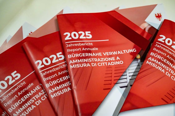 La Provincia autonoma di Bolzano continua a lavorare per rendere l'amministrazione semplice, digitale e a misura di cittadini e cittadine. Il report presentato il 15 maggio contiene già i primi risultati provvisori ed è stato trasmesso anche al Consiglio provinciale. (Foto: USP/Greta Stuefer)