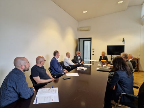 Nel corso dell’incontro di lunedì 13 gennaio, l’assessore Bianchi, accompagnato dal direttore della Ripartizione Amministrazione del patrimonio, Daniel Bedin, ha presentato alla presidente del Tribunale di Bolzano, Francesca Bortolotti, una proposta per quelli che saranno i lavori di ristrutturazione del palazzo di giustizia. (Foto: ASP/Gianluca Crocco)