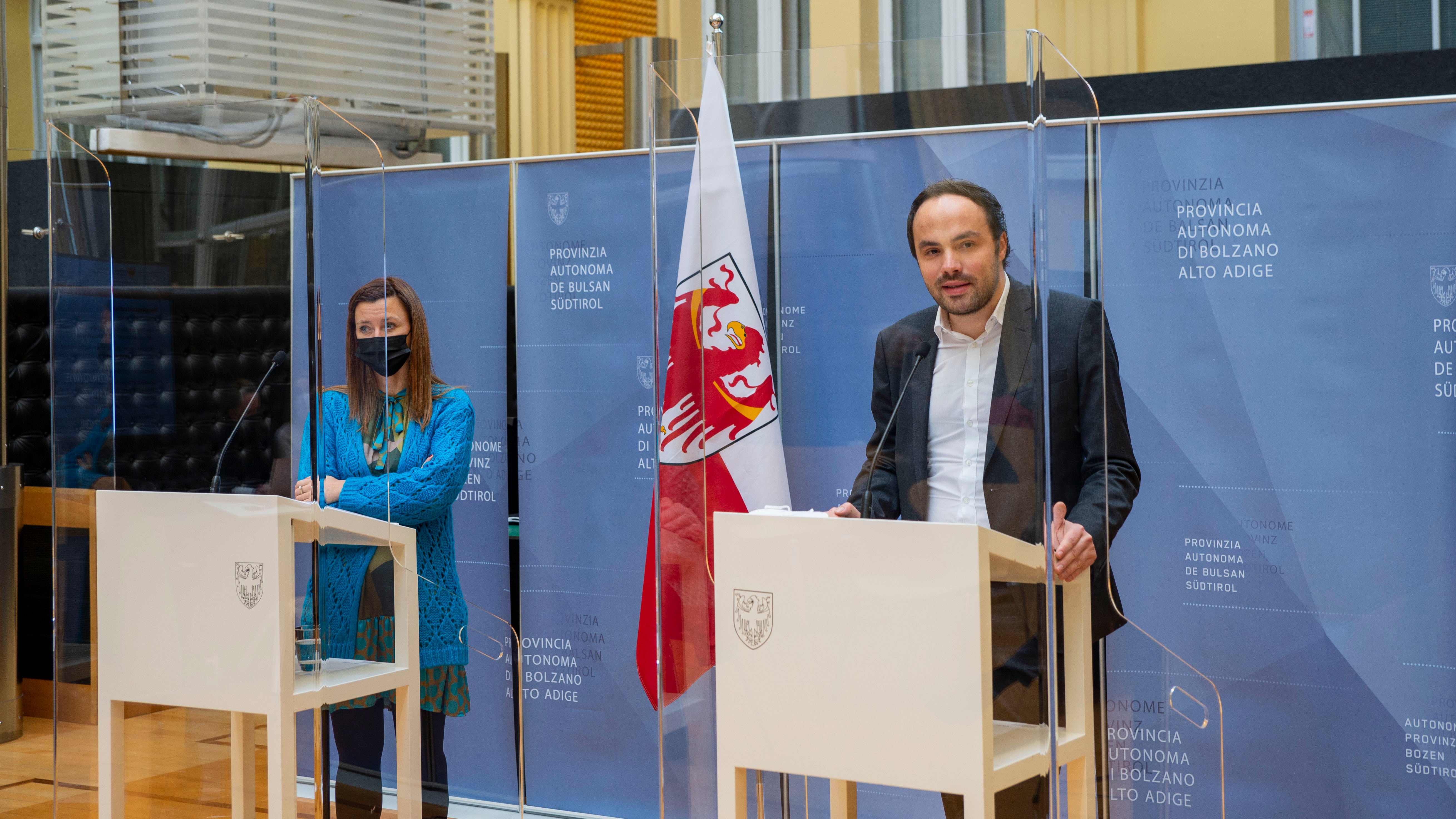 L'assessore Philipp Achammer e l'intendente scolastica Sigrun Falkensteiner illustrano il progetto dell'insegnamento dell'etica nelle scuole altoatesine. (Foto: ASP/Fabio Brucculeri)