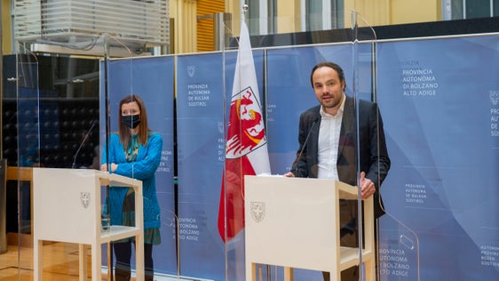 L'assessore Philipp Achammer e l'intendente scolastica Sigrun Falkensteiner illustrano il progetto dell'insegnamento dell'etica nelle scuole altoatesine. (Foto: ASP/Fabio Brucculeri)