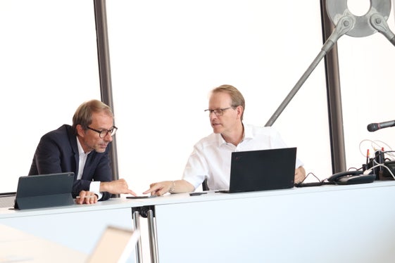 Wissens- und Erfahrungstransfer zwischen dem Ereignisstab der Industriellen Werke Basel mit Koordinator Frank Panhans (re) und der Agentur für Bevölkerungsschutz mit Direktor Klaus Unterweger (Foto: LPA/Maja Clara)