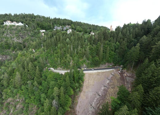 Nach dem Lokalaugenschein von Infrastrukturen- und Mobilitätslandesrat Daniel Alfreider, den Bürgermeisterinnen von Meran, Hafling und Vöran Katharina Zeller, Sonja Anna Plank und Daniela Mittelberger, den Vertretern der Freiwilligen Feuerwehren von Hafling und Labers und den beauftragten Unternehmen wurde die Straße wieder in beide Richtungen für den Verkehr geöffnet. (Foto: LPA/g.news)