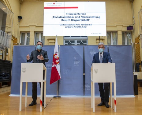LH Kompatscher (l.) und LR Schuler: Die Erschließung der Berghöfe war ein zentrales Instrument in Südtirol, um Landflucht zu vermeiden. Diesen Weg der Förderung des ländlichen Raums wollen wir weitergehen.  (Foto: LPA/Fabio Brucculeri)