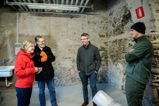 Experten unter sich: (v.l.) Zoologin Petra Kranebitter, Paläontologe Herwig Prinoth, Naturmuseums-Direktor David Gruber und der stellvertretende Forststationsleiter von St. Leonhard/Passeier Andreas Hofer im Gespräch vor der Überführung der Fundstücke (Foto: LPA/Claudia Corrent)