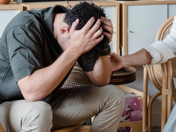 Oft kann schon ein aufmerksames Gespräch viel bewirken. Wer Anzeichen einer psychischen Krise ernst nimmt, ruhig nachfragt und verständnisvoll zuhört, kann Betroffenen helfen. Gemeinsam kann man dann Unterstützung suchen. Bei akuter Gefahr ist der Notruf 112 zu wählen. (Foto: Pexels. Das Foto darf nur in Zusammenhang mit dieser Pressemitteilung verwendet werden.)