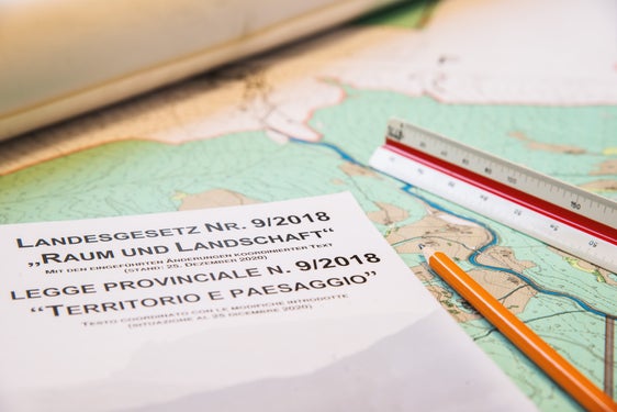 Come previsto dalla legge provinciale Territorio e paesaggio: il Comune di Racines dispone del primo Piano comunale per il territorio e il paesaggio approvato, che sostituisce il Piano urbanistico comunale in qualità di strumento di pianificazione urbanistica. (Foto: USP/Peter Daldos)