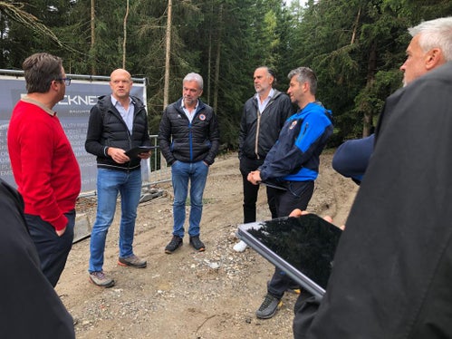 Bevölkerungsschutzlandesrat Schuler (Mitte) beim Lokalaugenschein mit (v.l.) Gemeindereferent Christian Plitzner, Gottfried Rier von GKN Hydrogen, Bürgermeister Martin Rienzner, Roland Fasolo vom Landesamt für Zivilschutz (Foto: LPA/Peter Möltner)