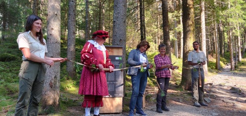 LRin Hochgruber Kuenzer mit TV-Präsidentin Christine Gasslitter Egger (2.v.r.) bei der Eröffnung des Themenwegs: Südtiroler wie Urlaubsgäste haben nunmehr eine weitere Möglichkeit, unsere Geschichte und Kulturlandschaft hautnah kennenzulernen.“ (Foto: LPA/Marcella Morandini)