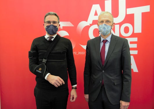 Il presidente della Provincia, Arno Kompatscher (s.) con il presidente dell'Associazione Elsler (Foto: LPA/Guido Steinegger)