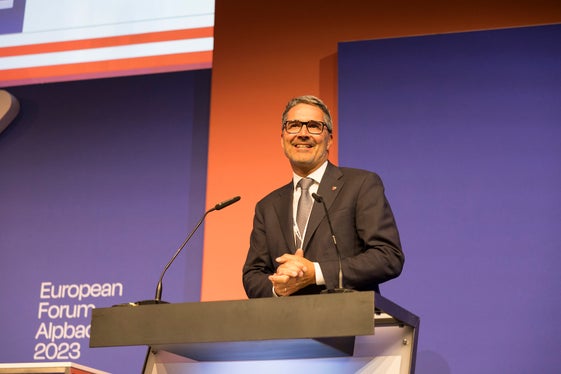 Il presidente della Provincia autonoma di Bolzano Arno Kompatscher: L'Alto Adige sta affrontando in modo ambizioso la necessaria riconversione energetica con l'obiettivo di diventare neutrale dal punto di vista climatico entro il 2040. Ciò che è incoraggiante è che questo offre anche grandi opportunità. (Foto: Land Tirol/Sedlak)