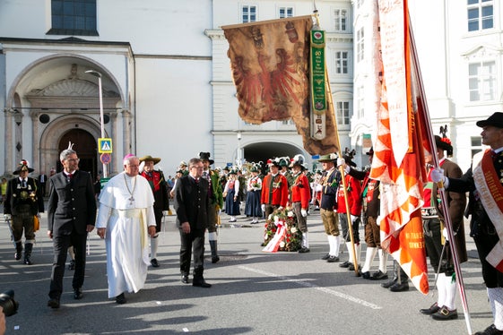 Abschreiten der Front vor der Hofburg in Innsbruck: (v.l.) LH Kompatscher, Prälat Raimund Schreier, LH Platter. (Foto: Land Tirol/Die Fotografen)