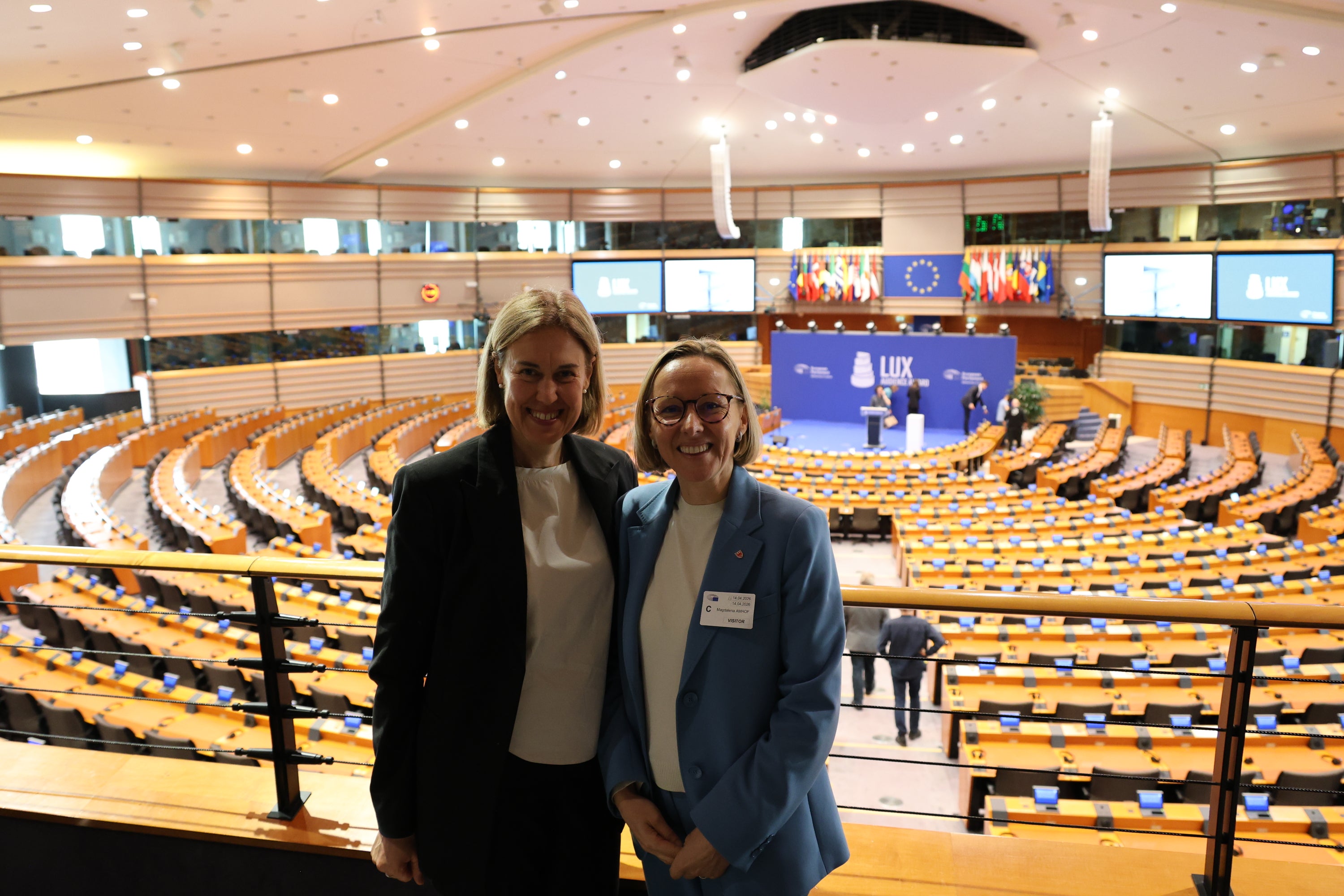 Die Direktorin der Abteilung Europa, Martha Gärber (im Bild von links) und Europalandesrätin Magdalena Amhof. (Foto: LPA/Ressort Europa, Arbeit und Personal)