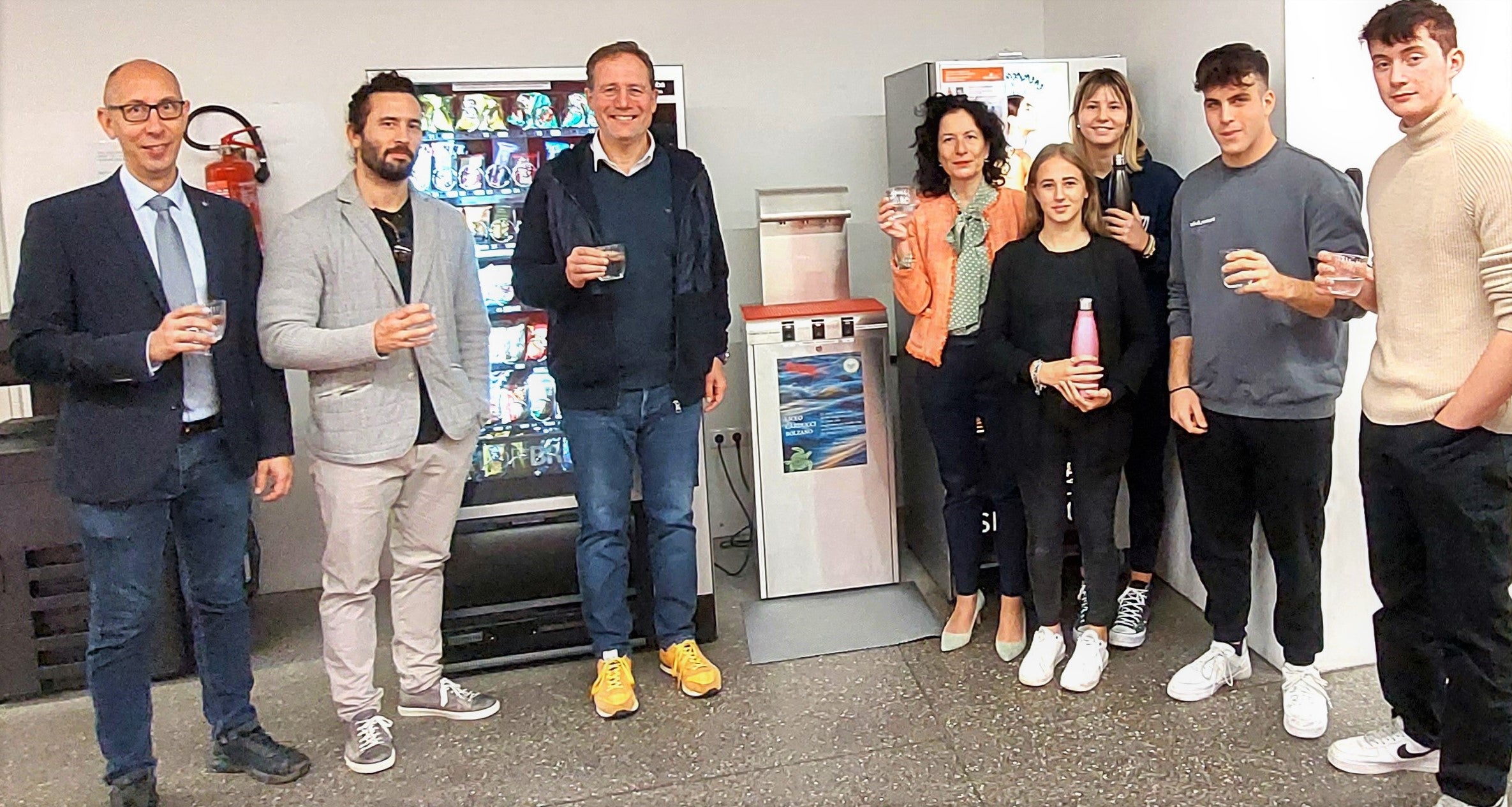 L'assessore Bessone ha attivato l'impianto e spillato simbolicamente un bicchiere d’acqua da uno dei quattro erogatori installati recentemente al Liceo Carducci. Da sx il direttore dell’ufficio per la gestione tecnica delle costruzioni Luca Carmignola, il direttore di Dipartimento Davide Gemmellaro, la dirigente scolastica Cristina Crepaldi e gli studenti del Consiglio d'istituto (Foto: ASP/Igor Cocca) 