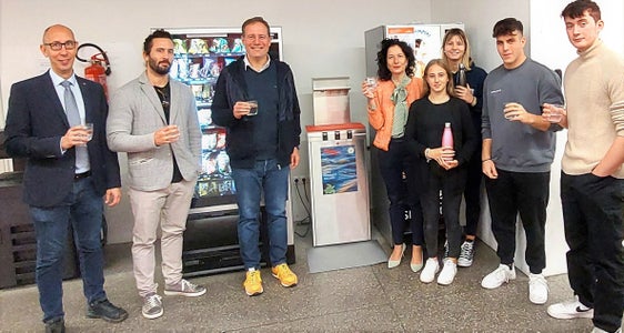 L'assessore Bessone ha attivato l'impianto e spillato simbolicamente un bicchiere d’acqua da uno dei quattro erogatori installati recentemente al Liceo Carducci. Da sx il direttore dell’ufficio per la gestione tecnica delle costruzioni Luca Carmignola, il direttore di Dipartimento Davide Gemmellaro, la dirigente scolastica Cristina Crepaldi e gli studenti del Consiglio d'istituto (Foto: ASP/Igor Cocca) 